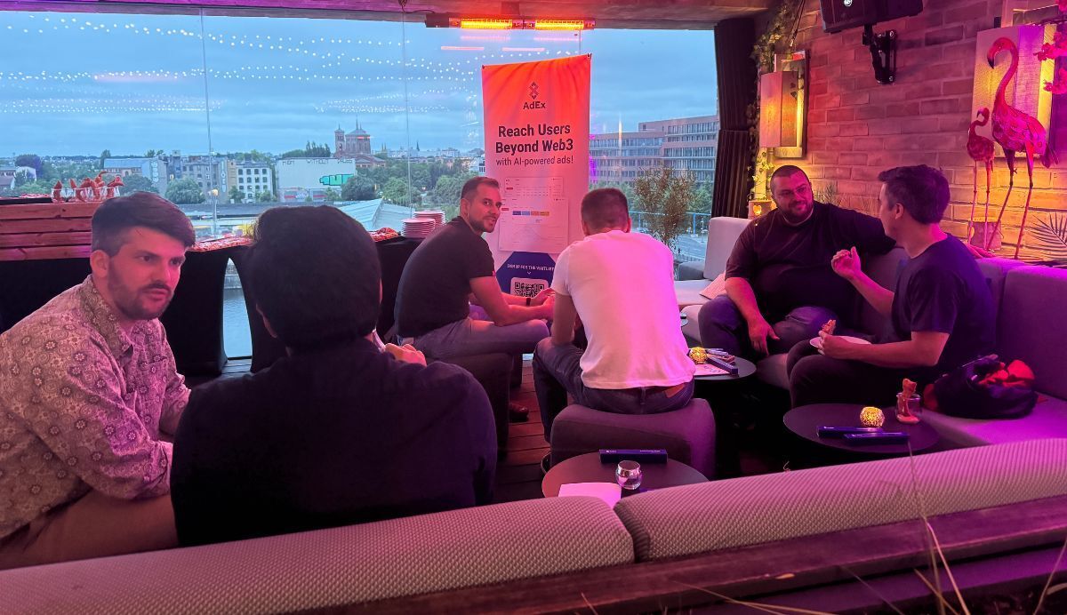 The guests at the Web3 Marketers Meet Up & Drinks deep in conversation